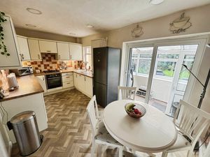 Kitchen Diner- click for photo gallery